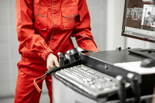 Come incorporare stampe geometriche in un look da lavoro conservativo?